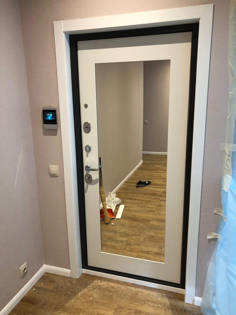 Входная дверь для квартиры BETON, 960х2050, левая, бетон темный/зеркало ...