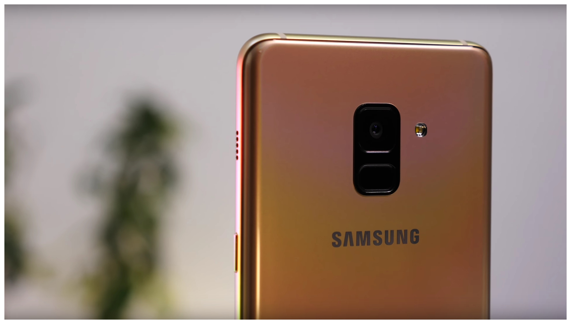 Смартфон Samsung Galaxy A8+ (2018) 4/32GB Gold (SM-A730FZDDSER)