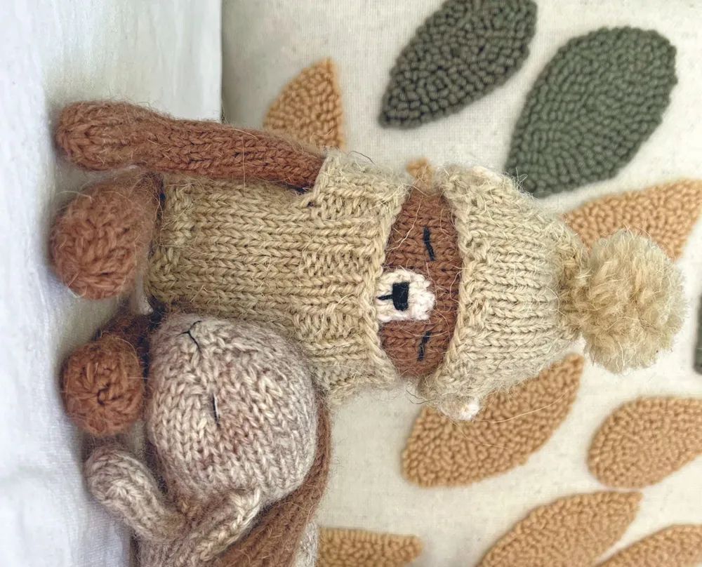 Описание вязания спицами лягушонка в свитере.