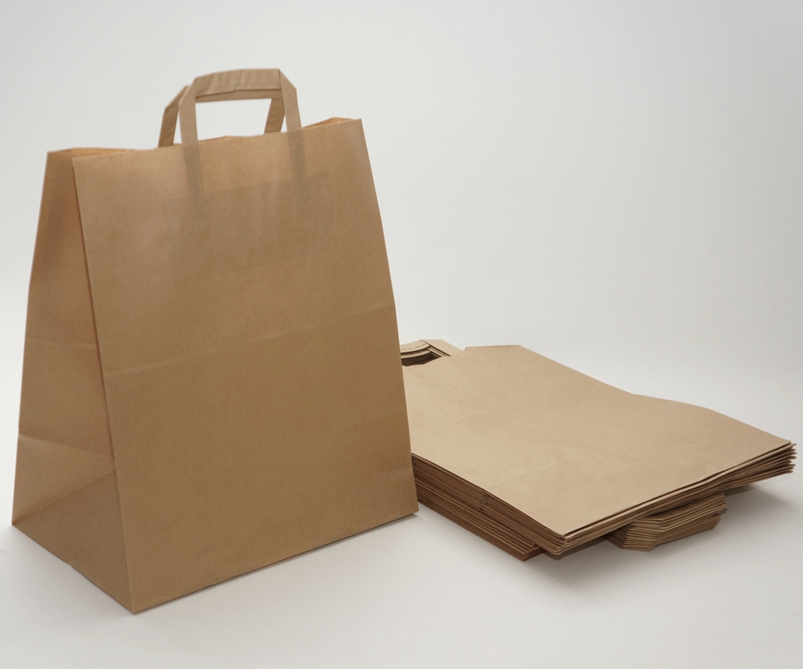 Пакет крафт с ручками вайлдберриз. Пакет бумажный. Kraft 32. Пакет бумажный. Kraft 32.