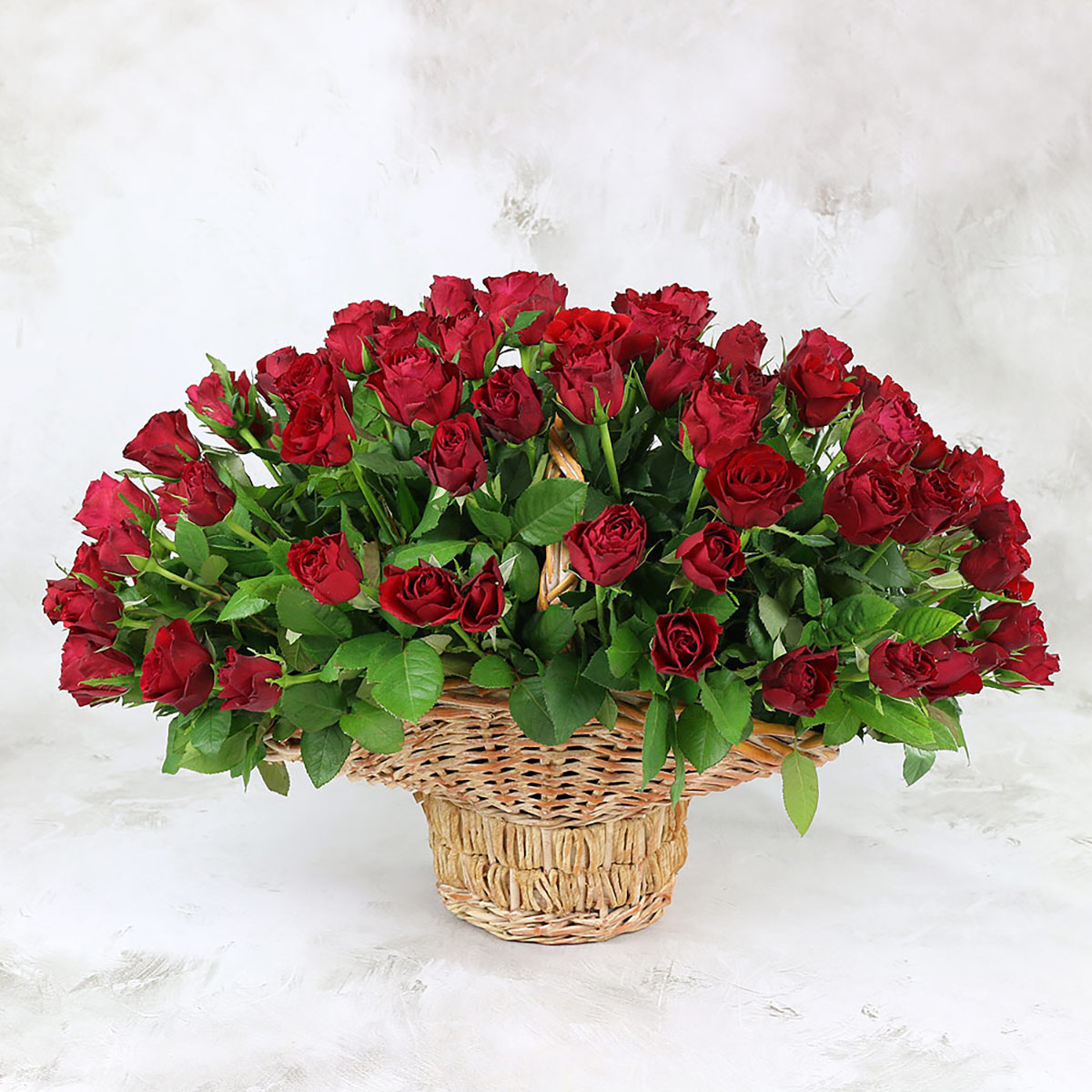Купить 101 красная роза в корзине, Кения Букет Маркет 101 роза 40 см R0022, цены на Мегамаркет | Артикул: 600015602210