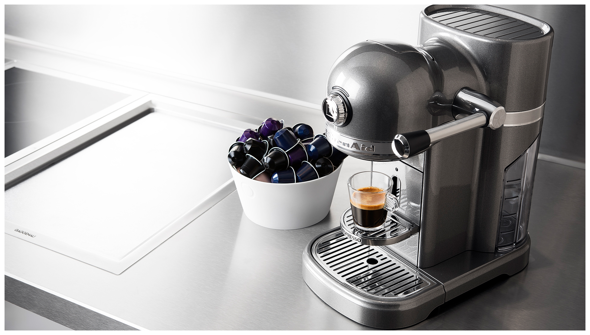 Кофемашина топ 10 для дома 2023. Капсульная кофемашина kitchenaid Nespresso. Кофемашина Nespresso на кухне. Pod Coffee Machine. Капсульная кофемашина в интерьере.