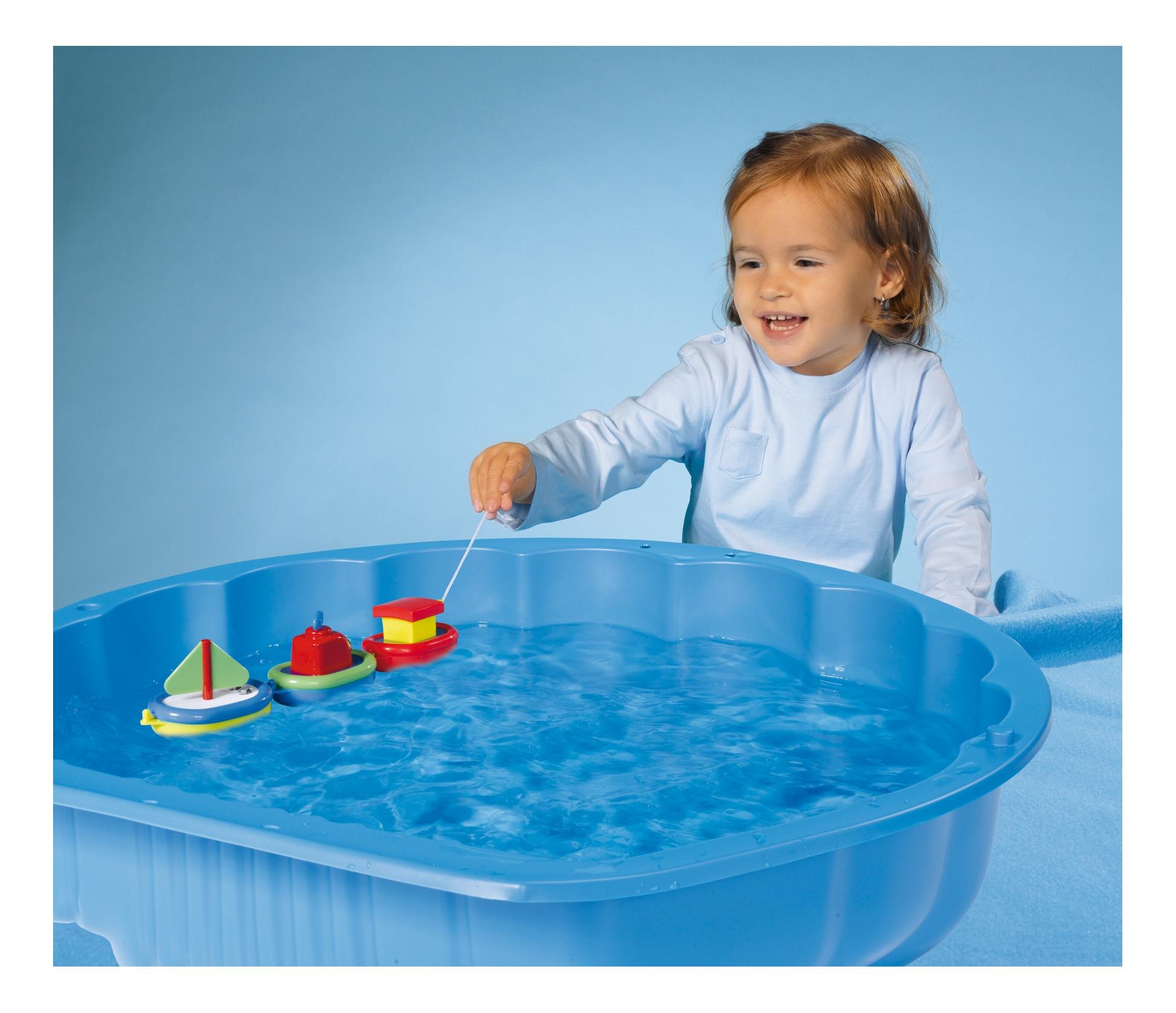 Игры с водой младшая. Игрушки для воды. Детские игрушки с водой. Водные игры для малышей. Развивающие игры с водой.