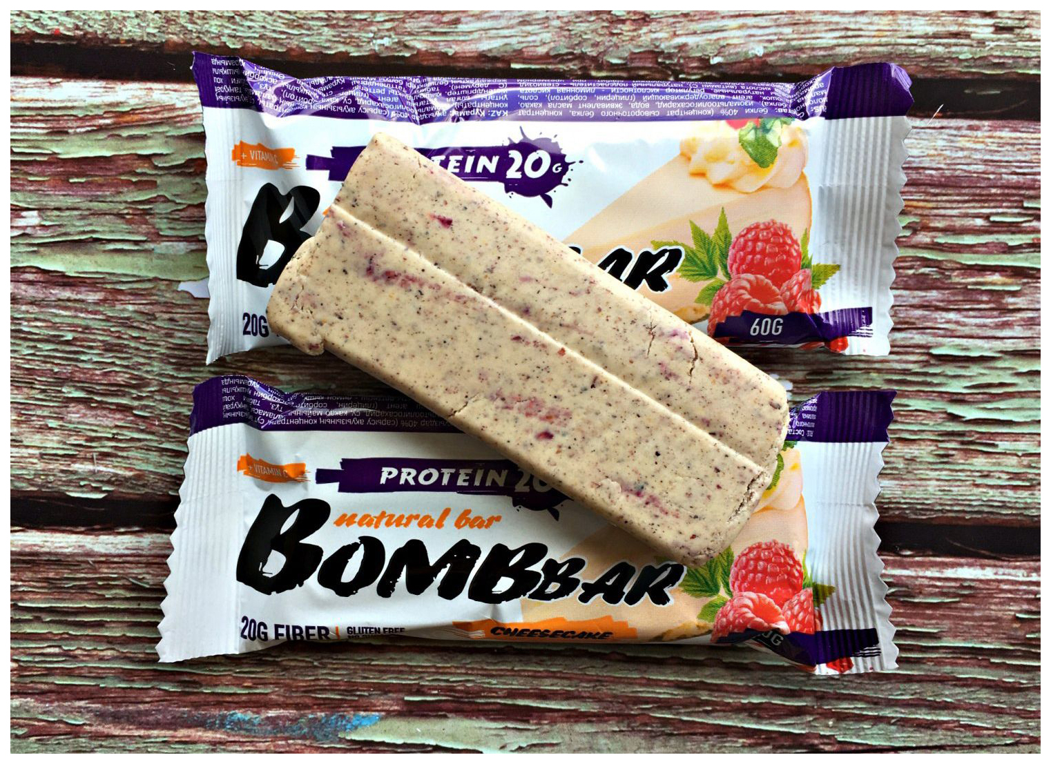 Протеиновый батончик Bombbar Protein Bar 60 г малиновый чизкейк – купить в  Москве, цены в интернет-магазинах на Мегамаркет