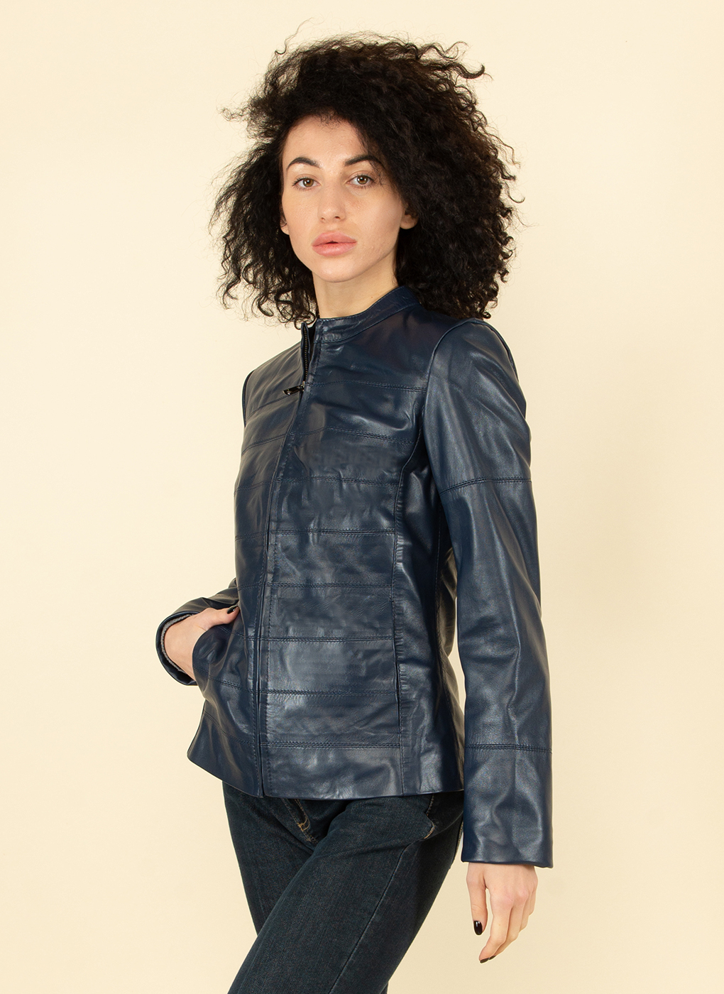Кожаная куртка женская Каляев 54687 синяя 44 RU
