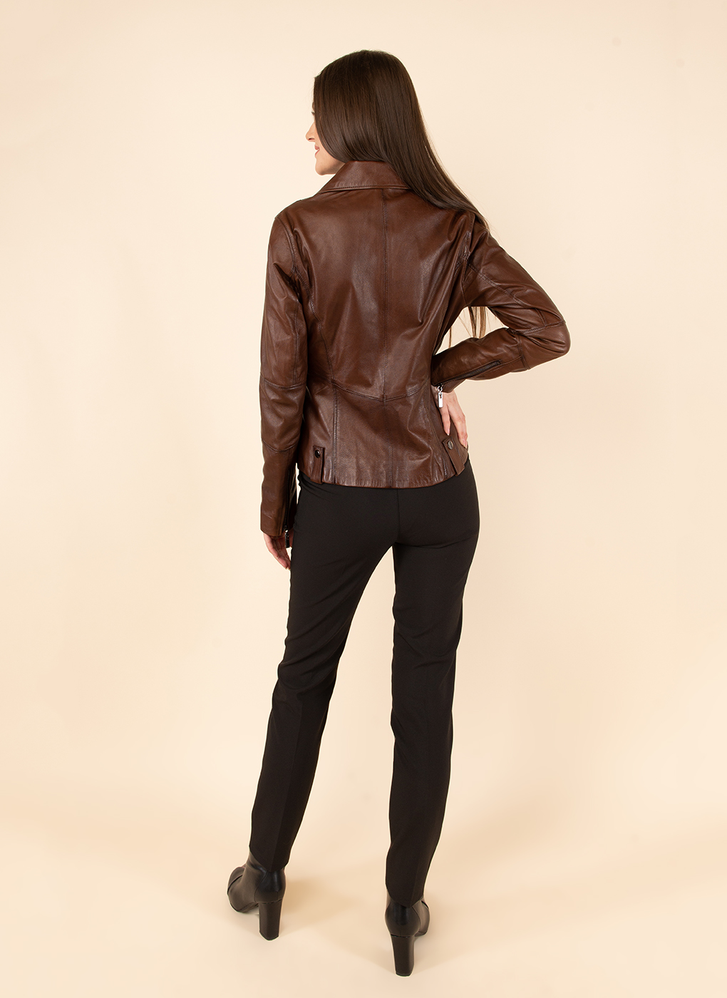 Кожаная куртка женская Каляев 47479 коричневая 50 RU