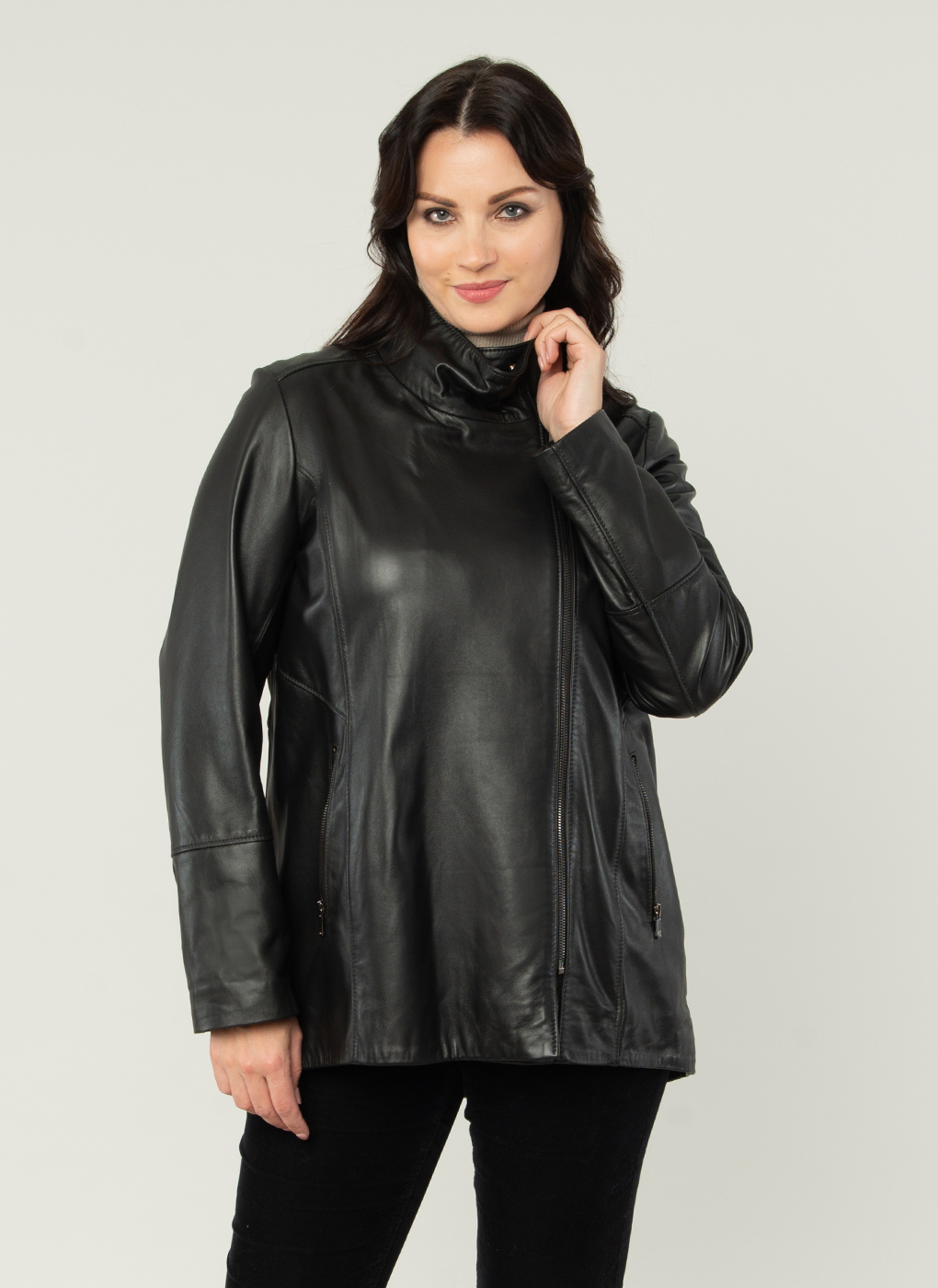Кожаная куртка женская Каляев 54001 черная 56 RU