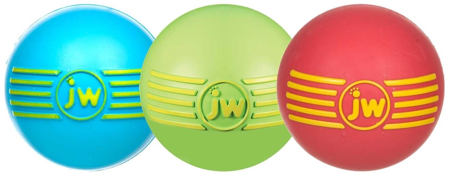 Жевательная игрушка для собак JW iSqueak Ball Md Мяч с пищалкой, 7.5 см, в ассортименте
