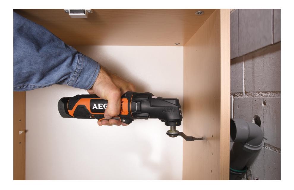 Aeg многофункциональный. Реноватор AEG аккумуляторный. AEG Powertools реноватор аккумуляторный в комплекте. Omni AEG насадки для мультитул реноватор. Многофункциональный инструмент AEG omni12cli-152b-kit3 4935440780.