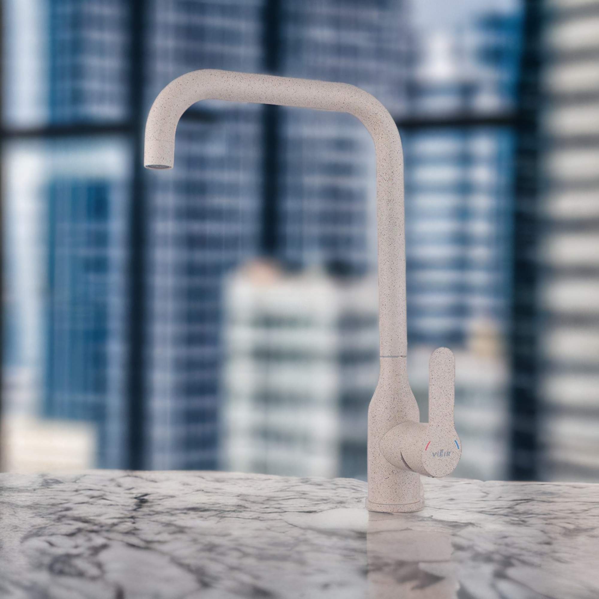 Смеситель SALUTE на кухонной мойке