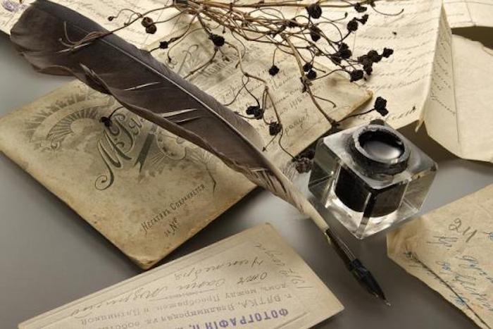 старинная книга с именем написанным от руки пером