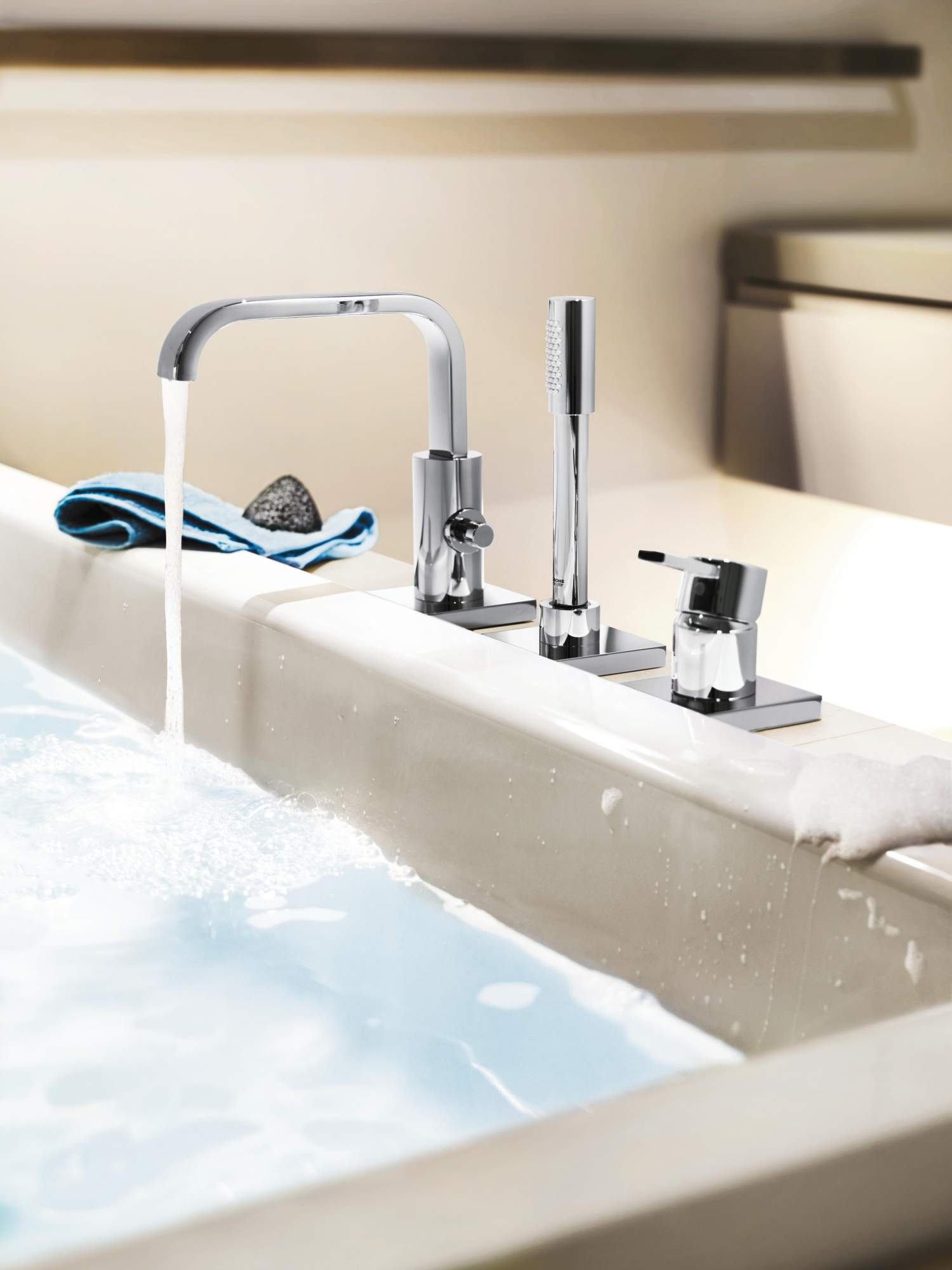 Фото кранов в ванне Смеситель для ванны на борт Grohe Allure 19316000 хром - характеристики на Мегам
