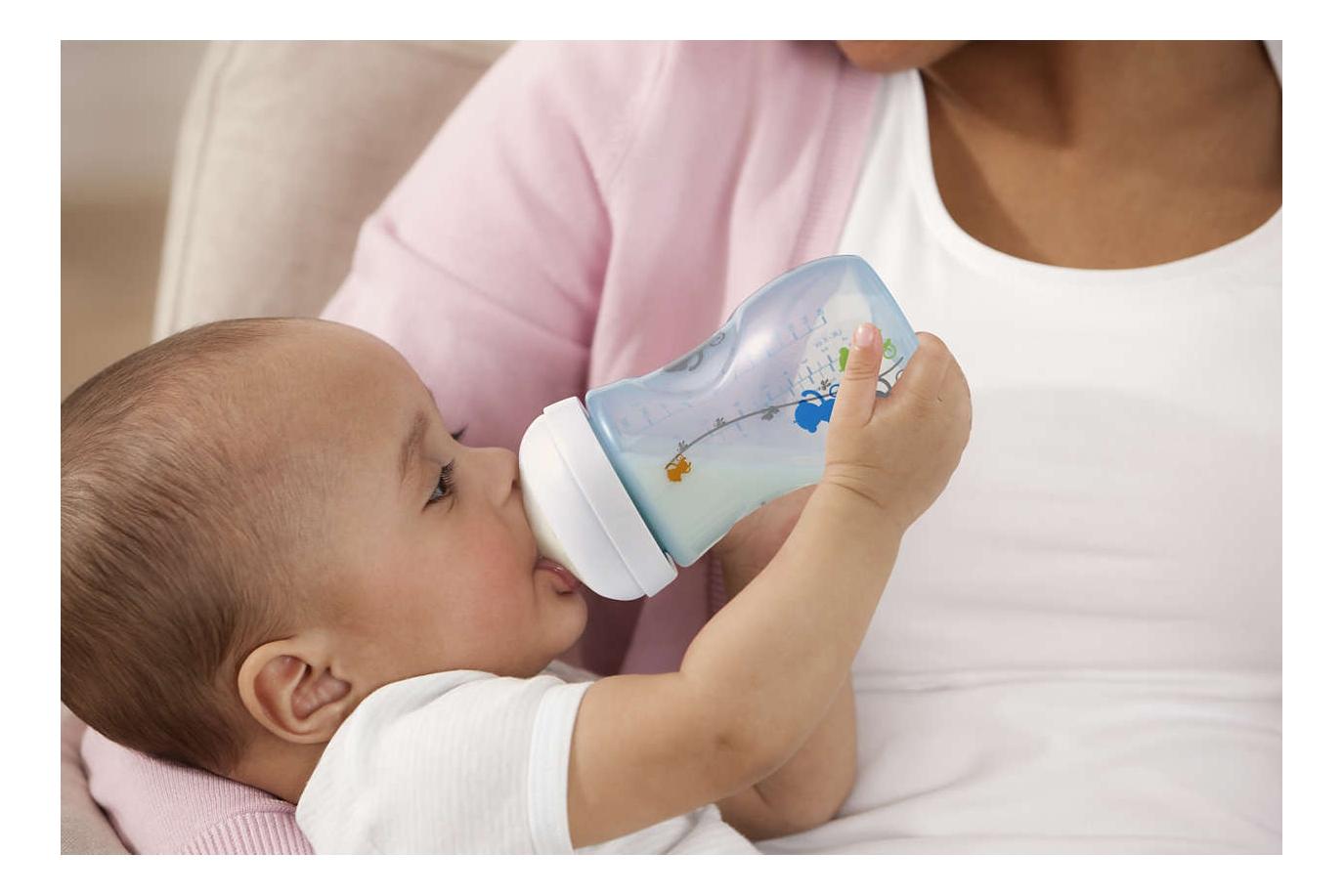 Пить воду при грудном вскармливании. Бутылочка для кормления. Кормление из бутылочки. Искусственное вскармливание. Искусственное вскармливание новорожденного.