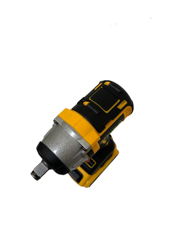 Гайковерт на производстве. 880 18. Dcf880. Dewalt 880. Гайковерт на аккумуляторе.