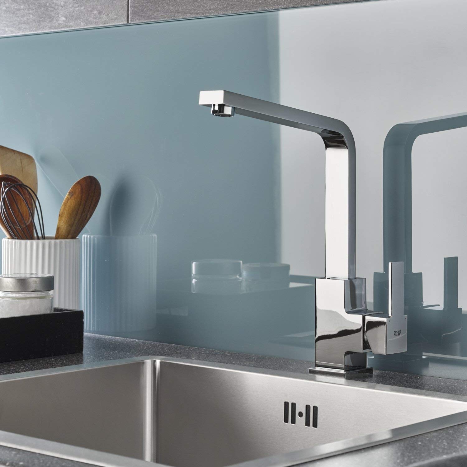 Смеситель в интерьере кухни. Grohe Sail Cube 23438000. Grohe 31393000. Grohe Cube смеситель. Кран для раковины Grohe Cube.