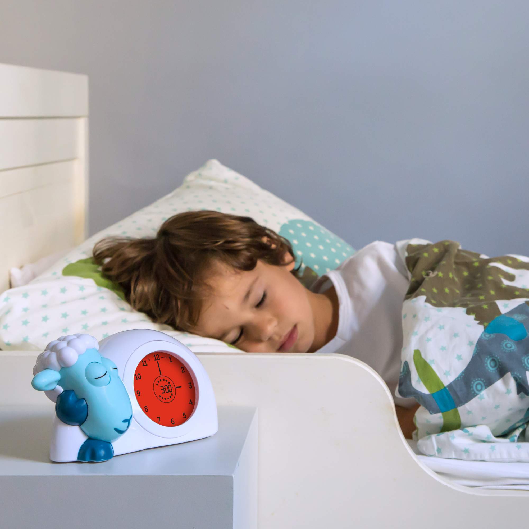 Сколько должен спать ребёнок. Ребенок плачет в садике. Ночник детский для сна. Гаджеты для сна ребенка. Как приучить детей ложиться спать.