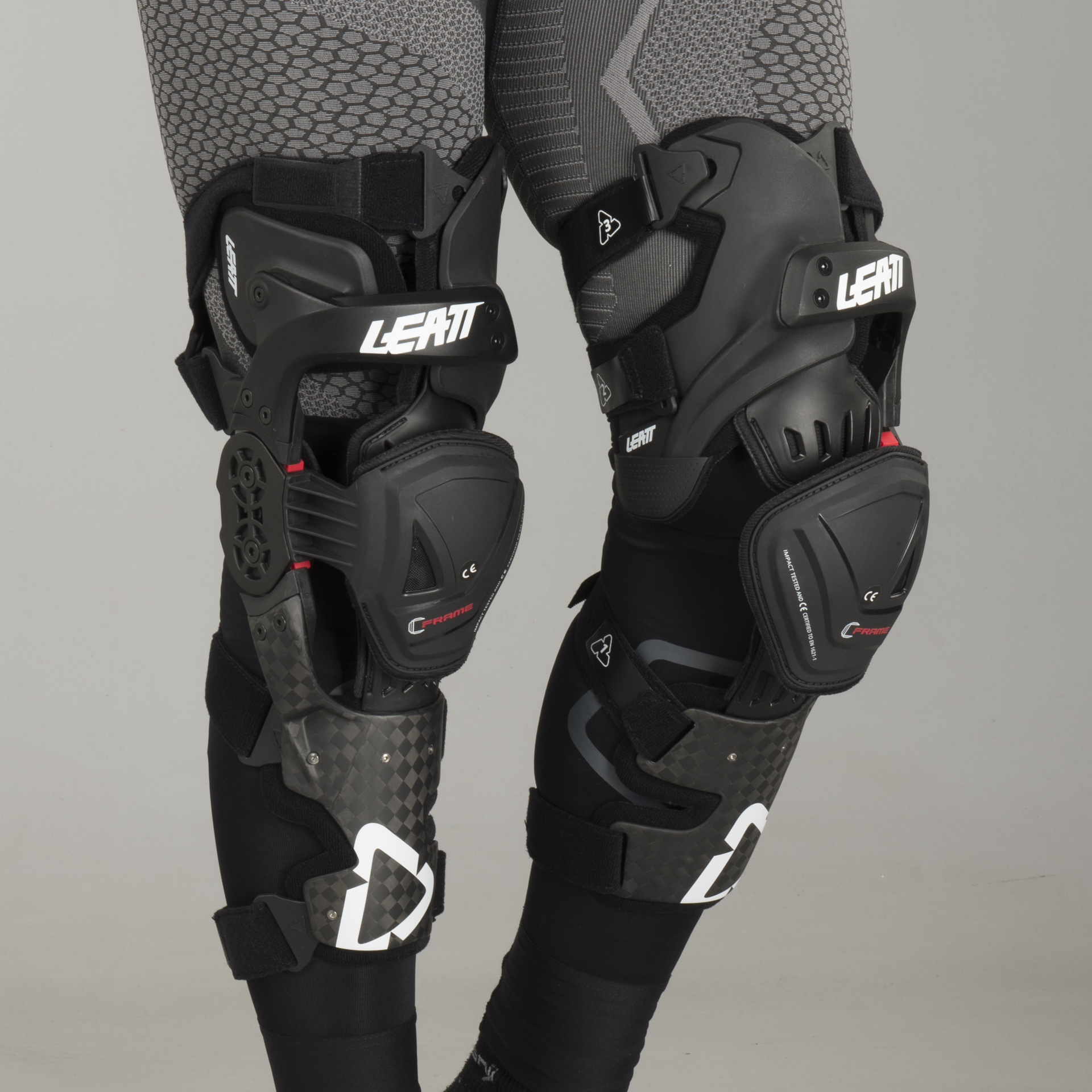 Leatt knee. Leatt Knee Brace c-frame Pro Carbon. Leatt c-frame Pro Carbon. Наколенники Leatt Knee Brace x-frame Hybrid. Брейсы Leatt c-frame.