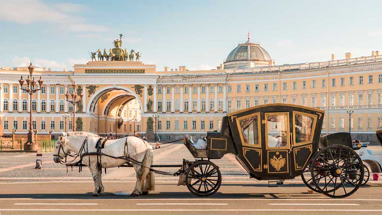 Эрмитаж Санкт-Петербург карета. Дворцовая площадь в Санкт-Петербурге Эрмитаж. Санкт-Петербург зимний дворец карета. Дворцовая площадь зимний дворец в Петербурге кареты.