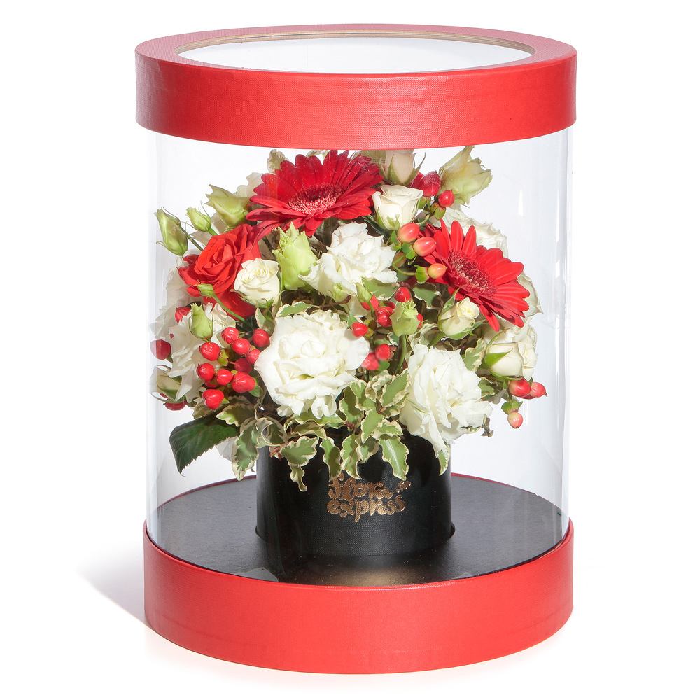 Клубника в корзинке. Flora express. Flora express. Flora express. Фото с букетом на улице.