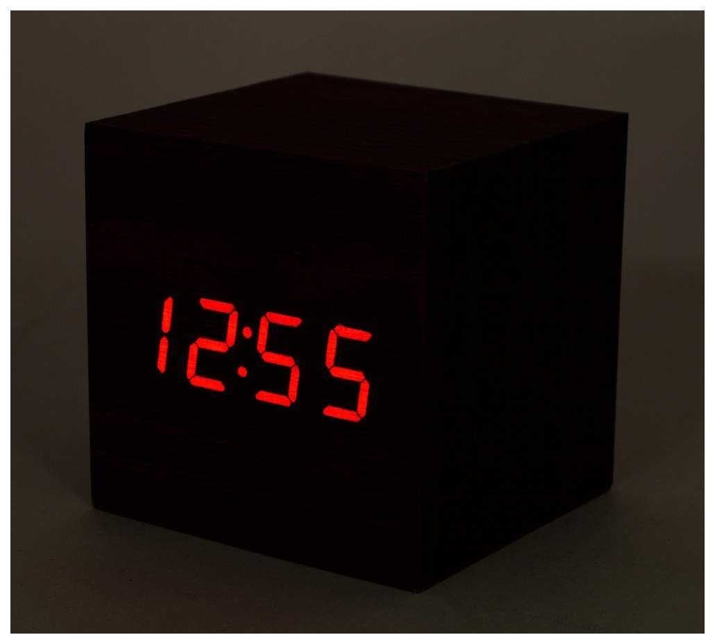 50 куб в час. Часы деревянный куб. Часы куб дерево. Часы кубик. Электронные часы кубик.