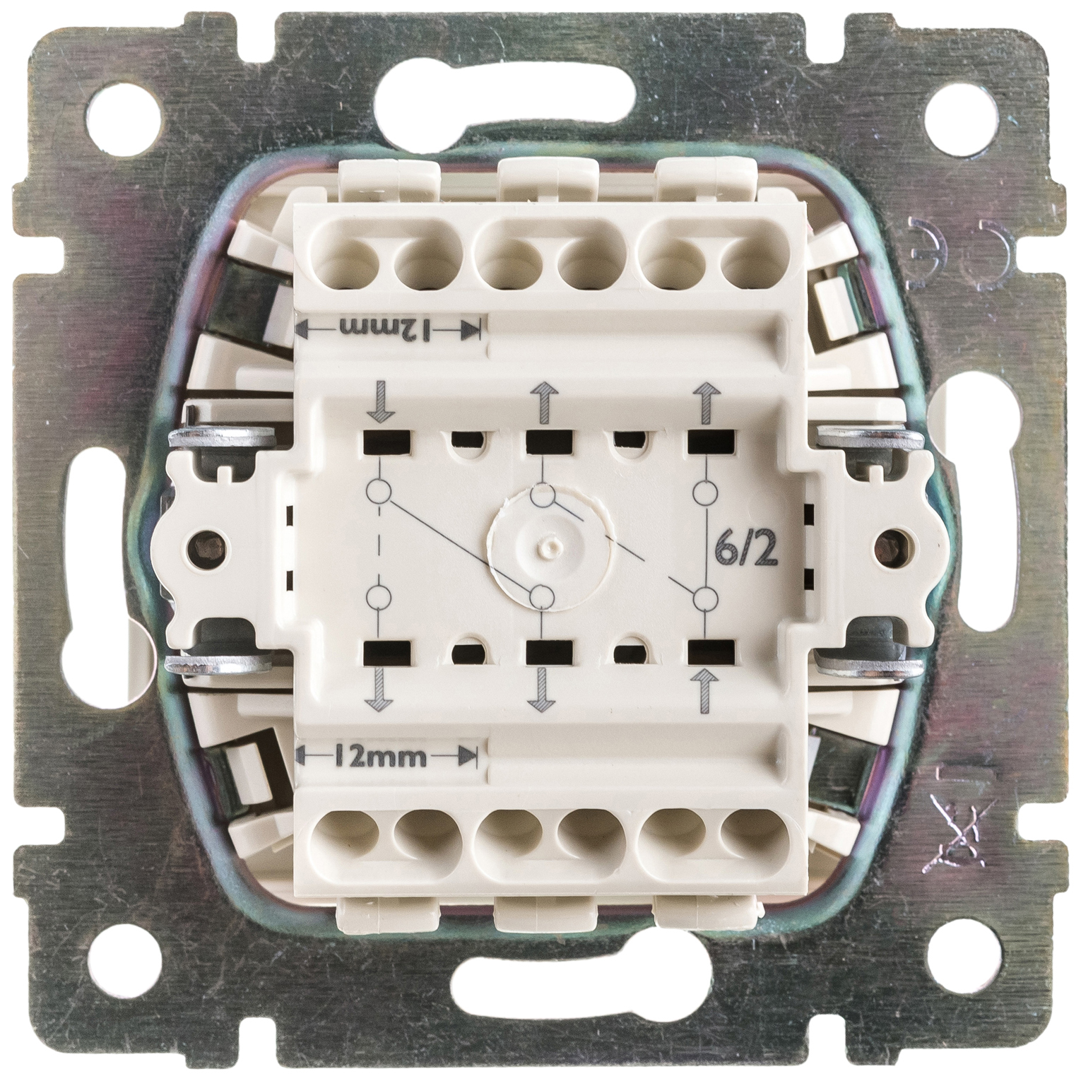 Legrand valena 2. Legrand 229 02. Выключатель на 2 направления. Механизм выключателя. Механизм выключателя светильника.