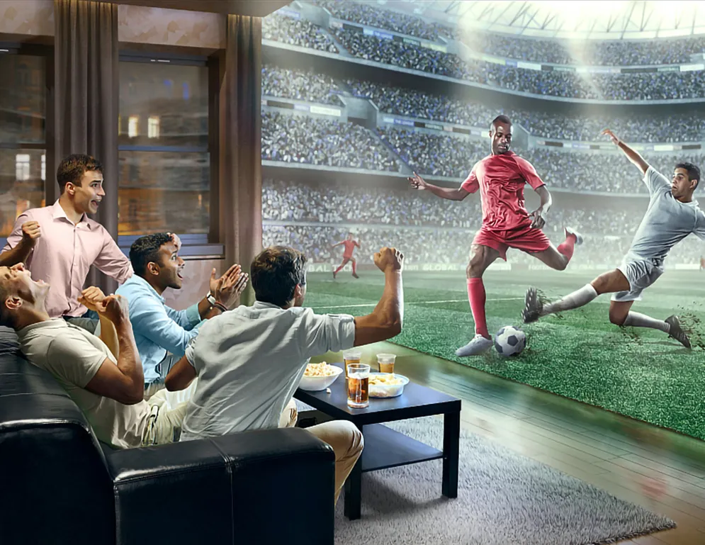 экран телевизора с футбольным матчем и пульт на столе