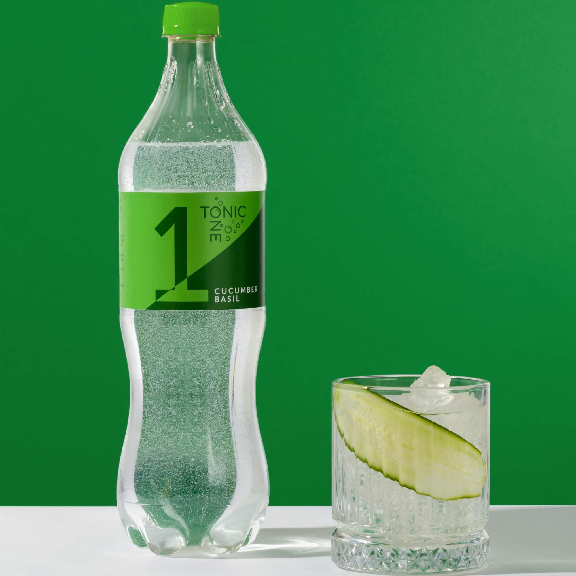 Купить газированный напиток ONE Tonic CUCUMBER&Basil Огурец и Базилик, 1 л  х 6 шт, цены на Мегамаркет | Артикул: 600013951028