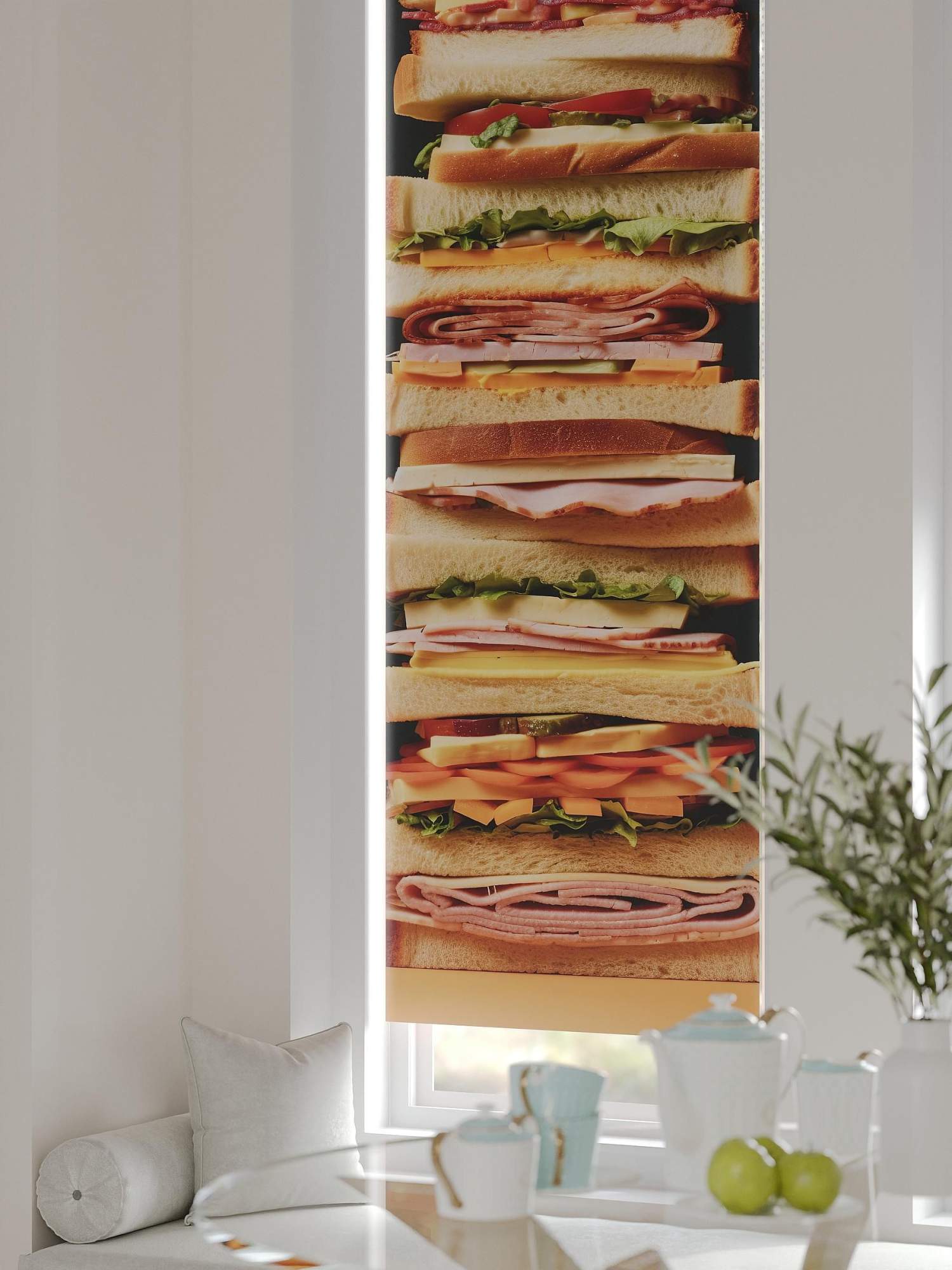 Кухня с рулонными шторами кораллового цвета