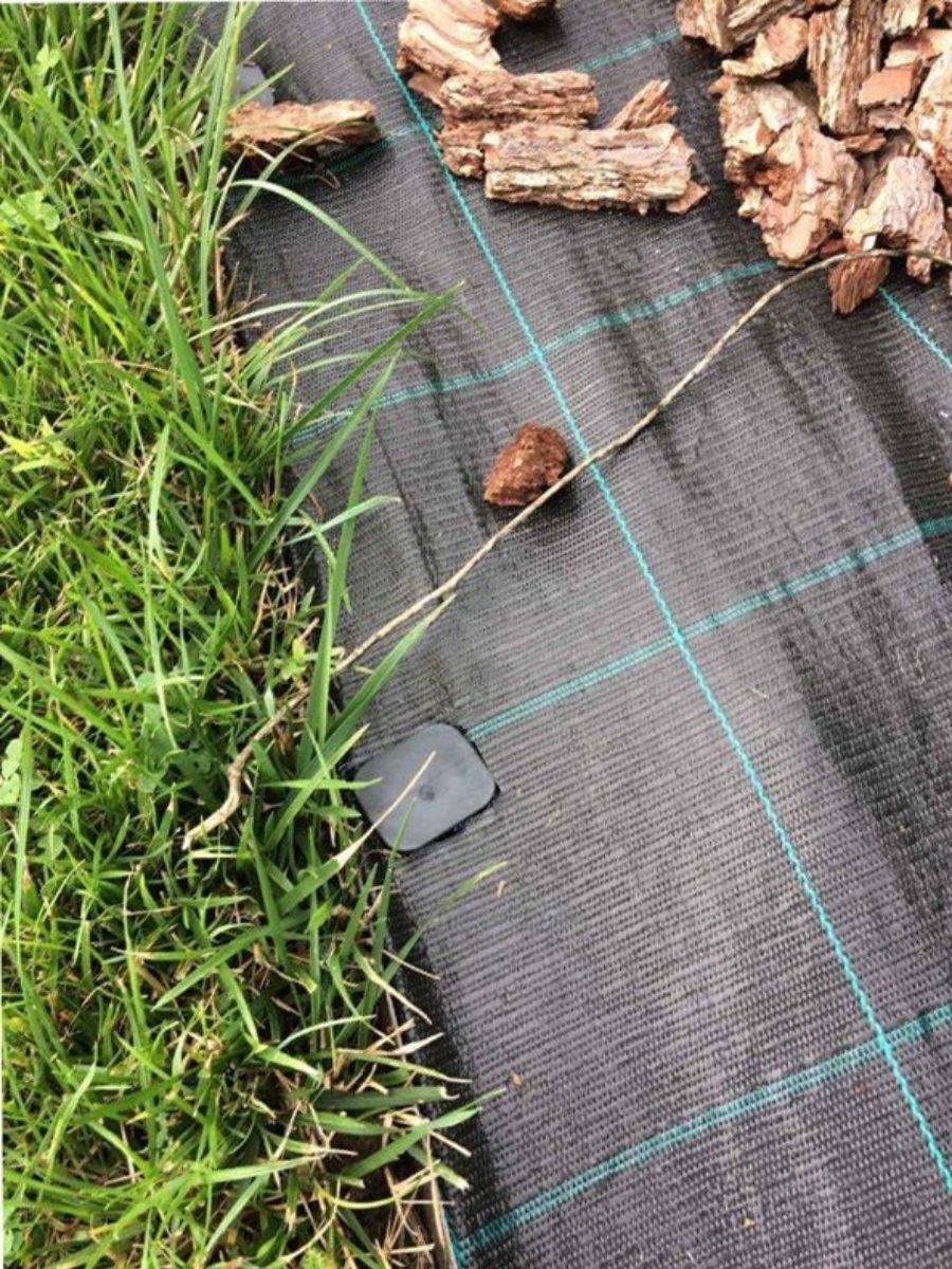 Парники из дуг с укрывным материалом. Парник легкосборный с укрывным материалом. Крепление укрывной ткани. Парник агроткань. Зажимы для укрывного материала на дугу парника 20 мм.