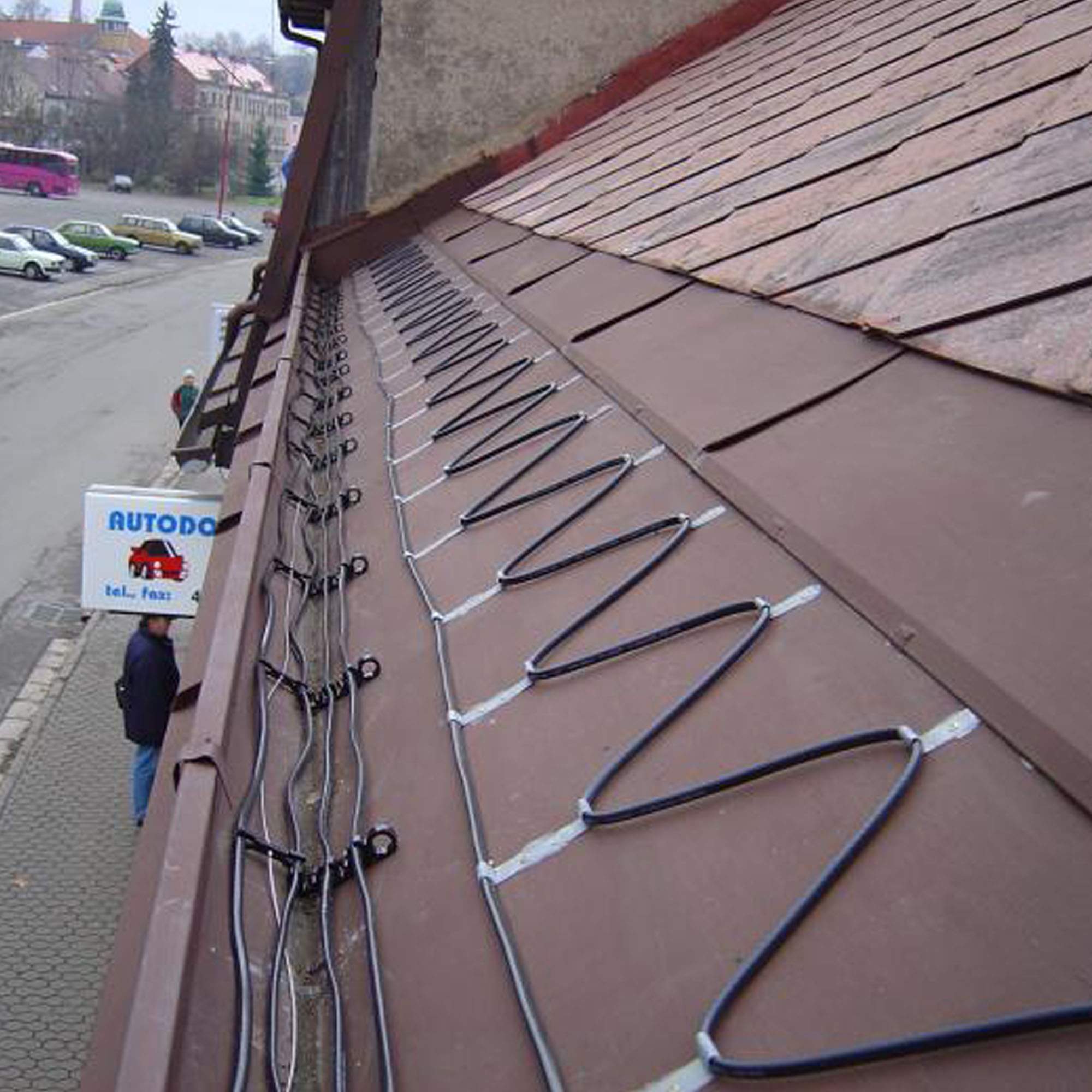 Крепление кабеля на металлочерепичной кровле extherm uniclip. Кабель нагревательный крепление. Система антиобледенения водостоков. Кабель нагревательный крепление. Обогрев кровли профлист.