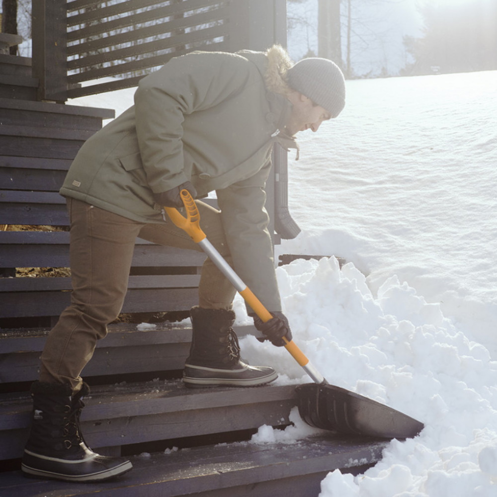 Лопата для уборки снега Fiskars SnowXpert 1026793 с черенком