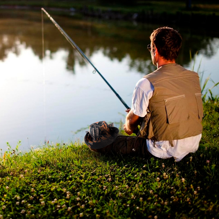 Рыбак с удочкой. Рыбак который ловит рыбу. Человек рыбачит на берегу. Рыба на удочке. Человек ловит рыбу.