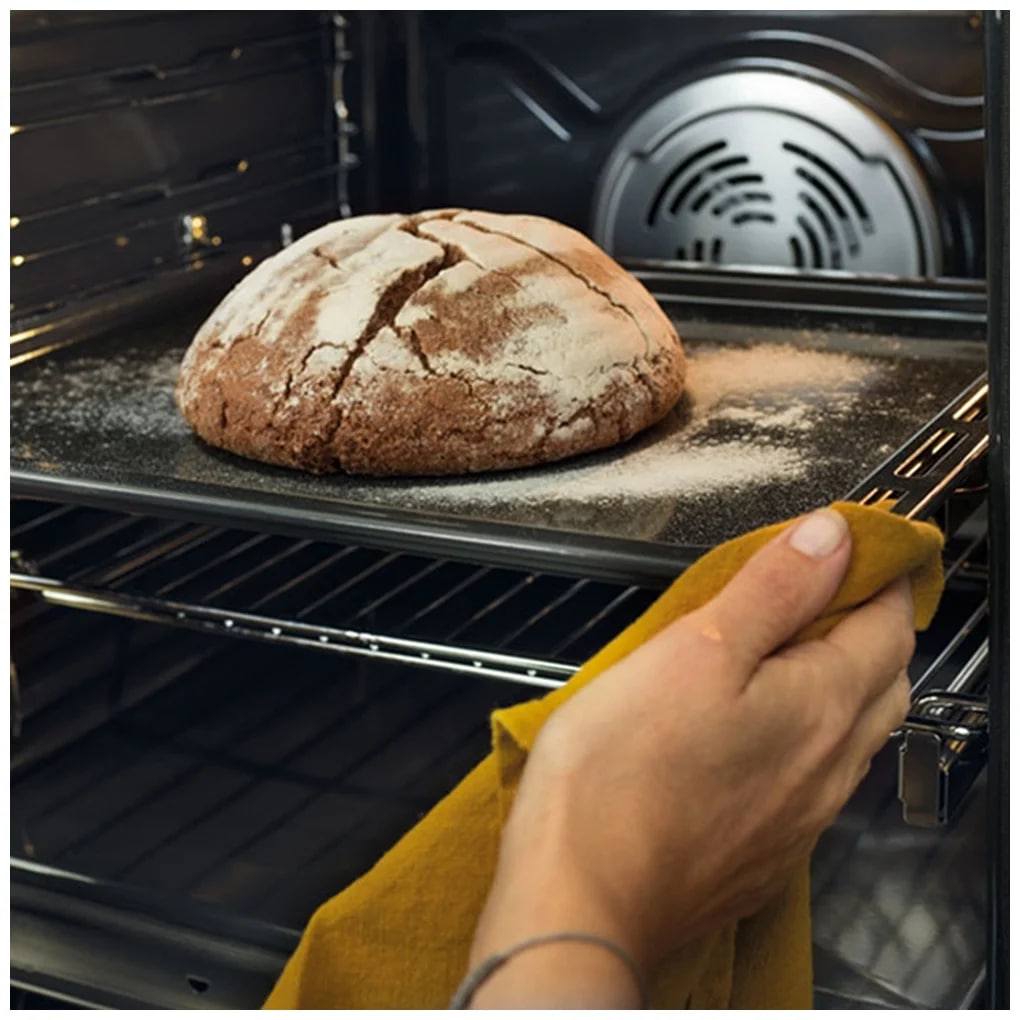 Казан для выпекания хлеба. Хлеб в печи. Разогретая духовка. Хлеб ставят в разогретую духовку. Выпекание хлеба в духовке.