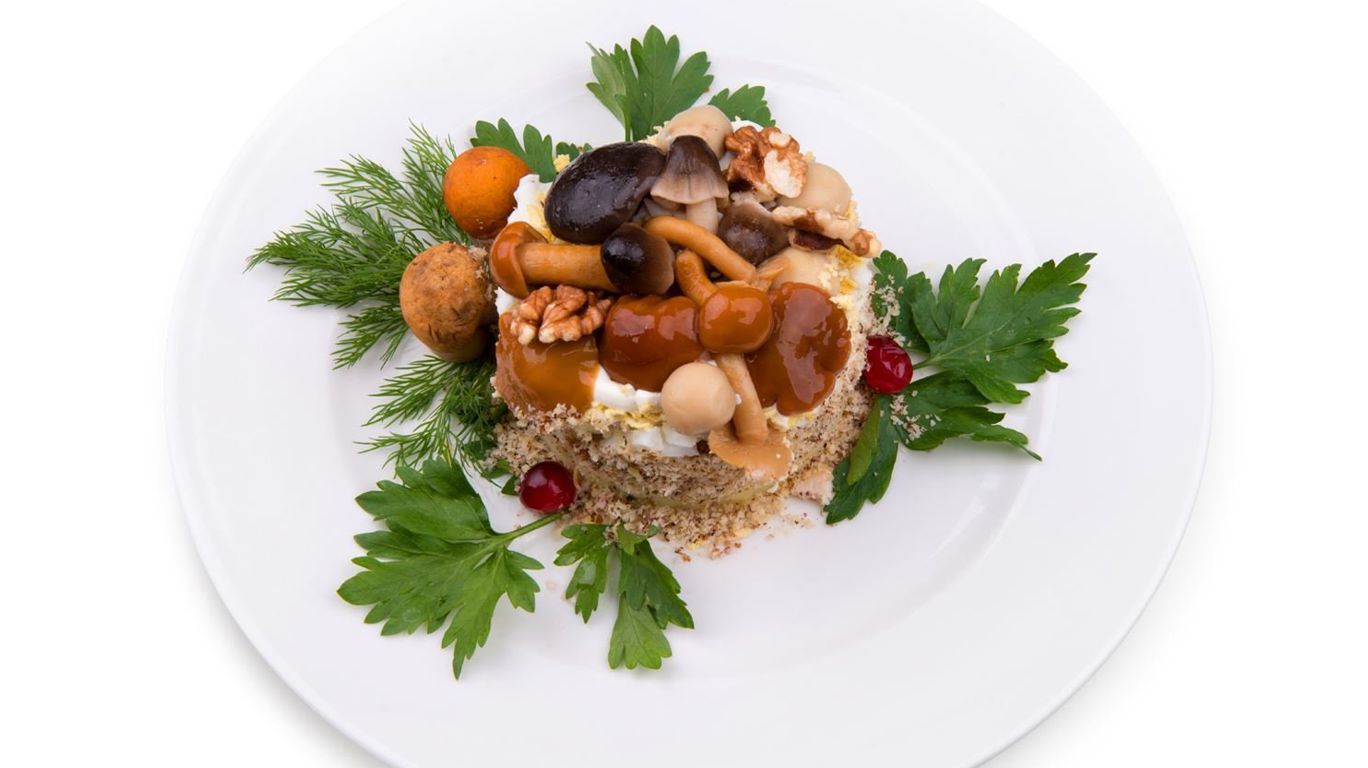 Рыба с овощами и гриба и. Грибной салат. Салат из овощей и грибов. Грибы на тарелке. Салат Грибное ассорти.
