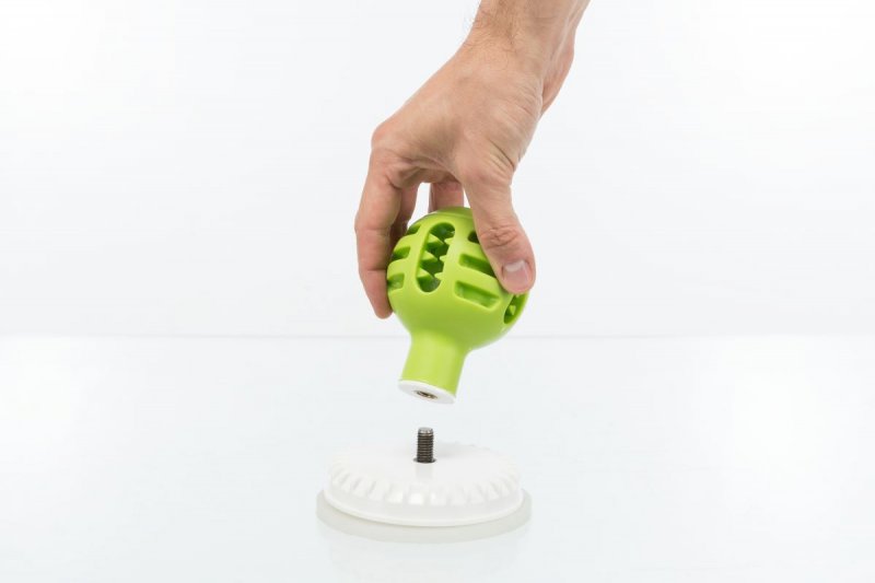 Игрушка для лакомств для собак TRIXIE мячик на подставке белый, зеленый, 13 см