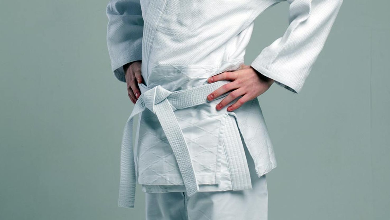 Поясу кимоно 5 букв. Кимоно для дзюдо адидас. Белый пояс по карате. 6кю белый пояс. Поясу кимоно 5 букв.