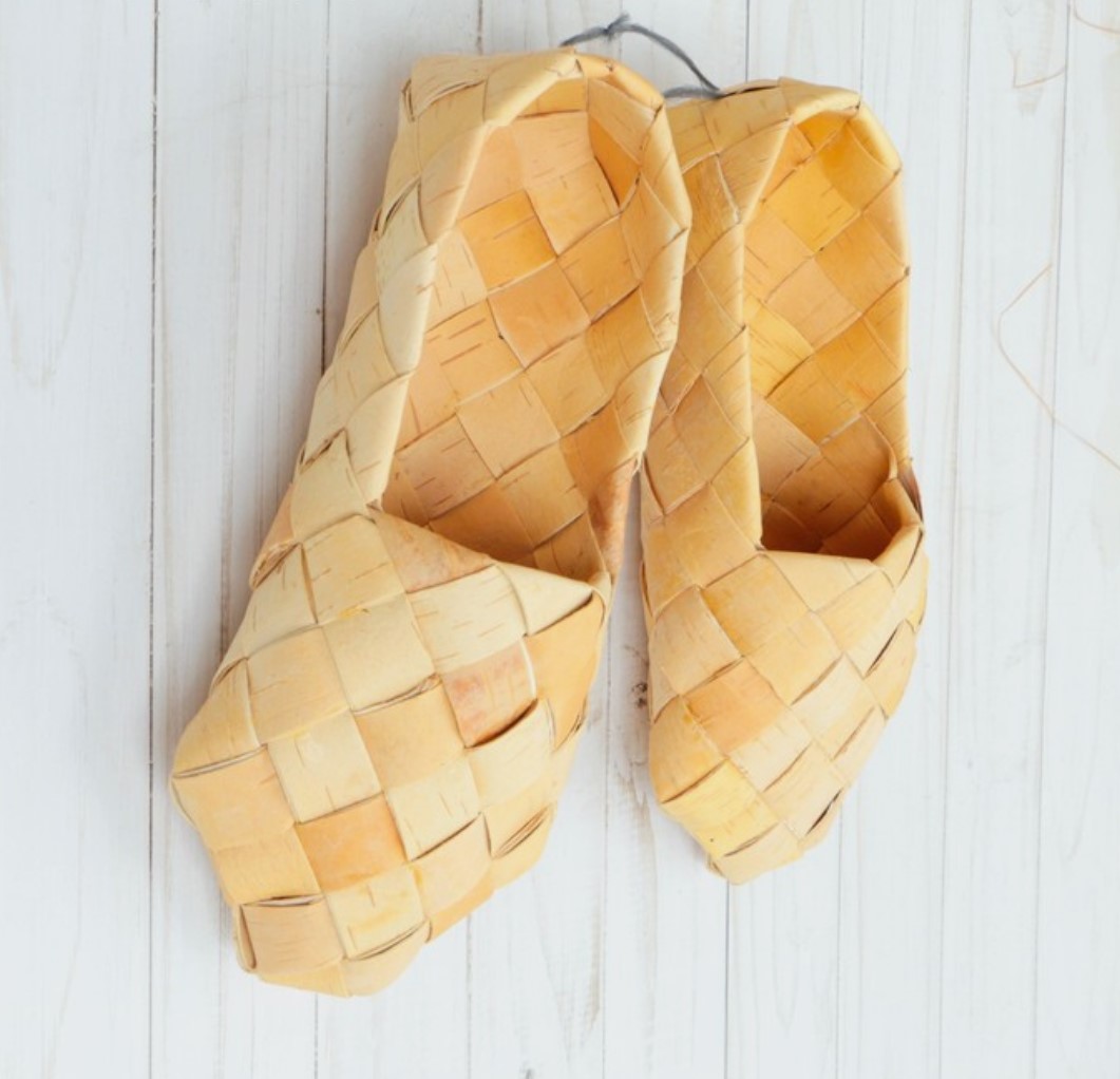 Тапочки из бересты. Лапти из бересты, р-р 38-40. Тапочки плетеные. Директор магазина автозапчастей. Лаптиленд киров.