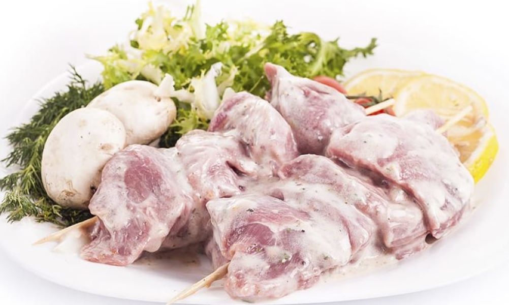 Шашлык на льду. Шашлык большие куски. Шашлык куриный полуфабрикат. Шашлык куриный сырой. Шашлык с маринованным луком в лаваше.