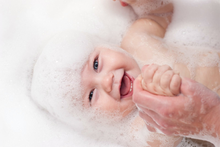 Купаться пена. Бэбилайн шампунь детский 250мл. Ребенок в пене. Малыш купается. Малыш в ванной.