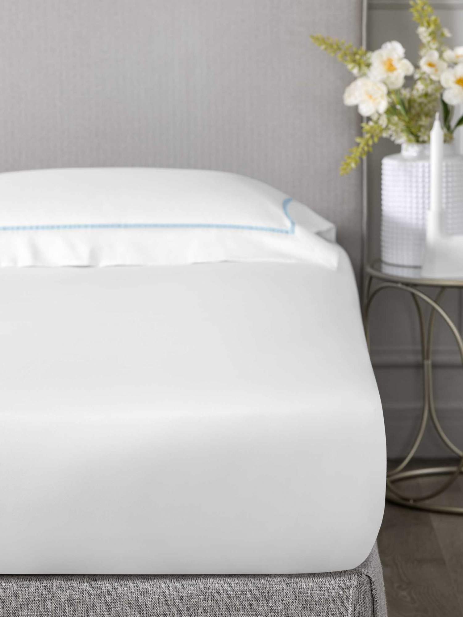 Бел плаза. Белая простыня. Постельное белье 300 на 360 на резинке. Betek Royal Satin lavandel