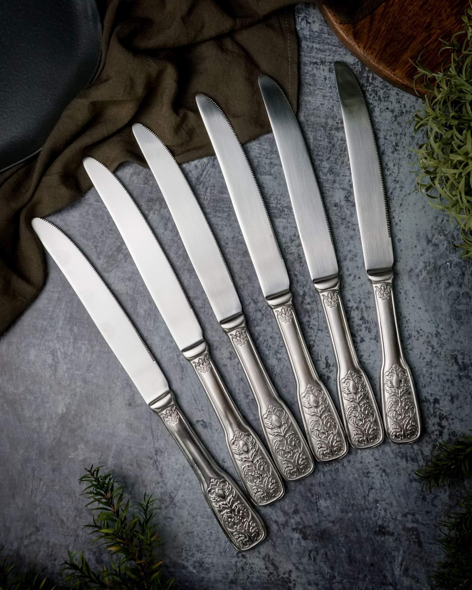 Металлический стержень с резьбой. Крышка d=45 см paderno 4140761. Сталь 1810. Набор кухонный taller tr-51405. Нож столовый с одной зазубриной сверху.