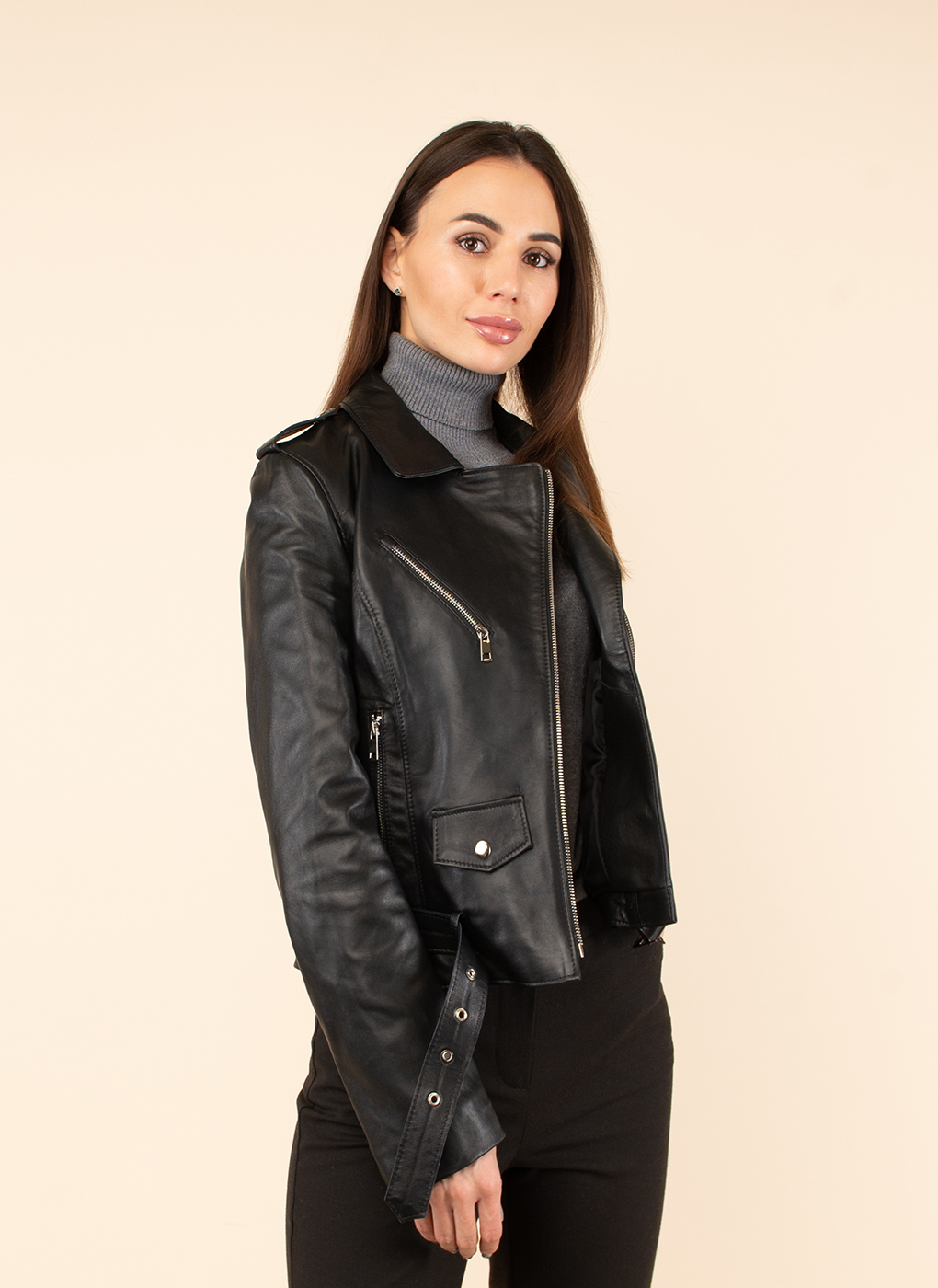 Кожаная куртка женская Каляев 1595007 черная 50 RU