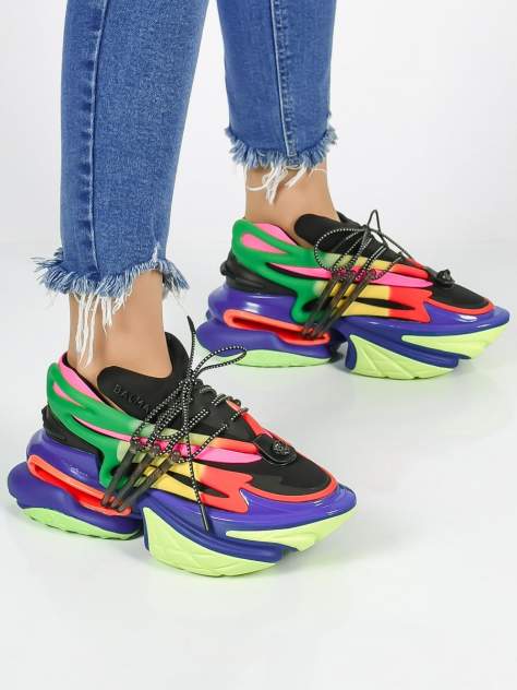 разноцветные женские кроссовки на полке в магазине