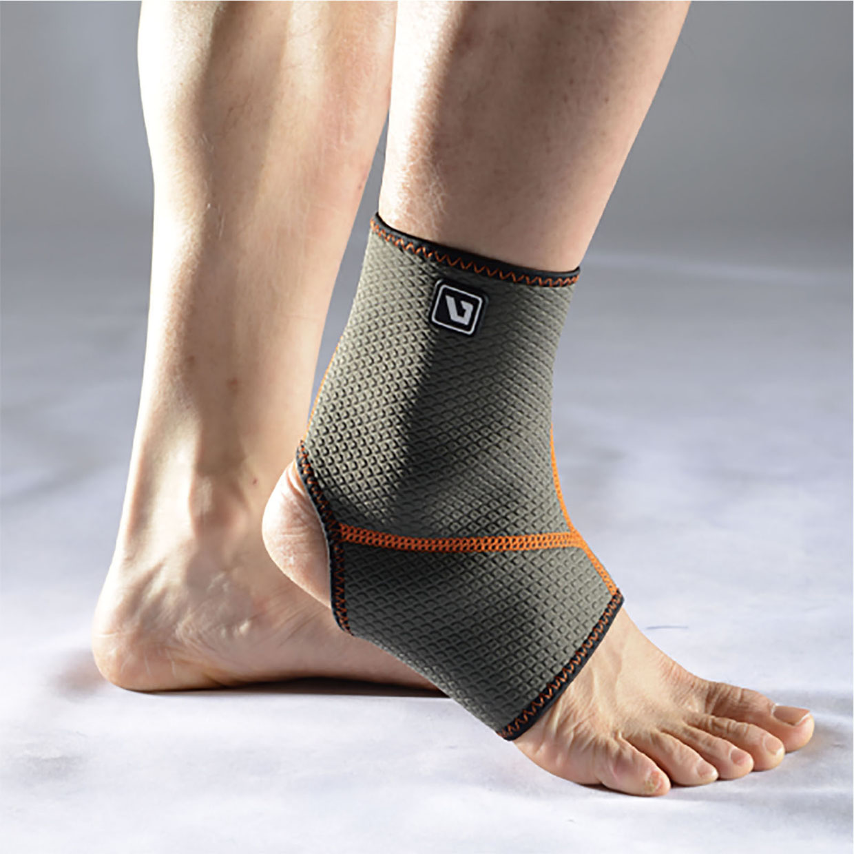 Суппорт LiveUp Ankle Support серый 30 см