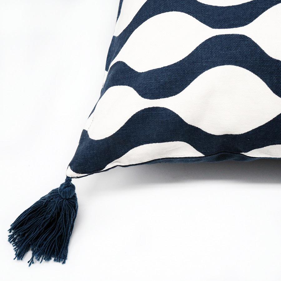 фото Чехол для подушки с кисточками traffic, серо-синего цвета cuts&pieces, 45х45 см tkano