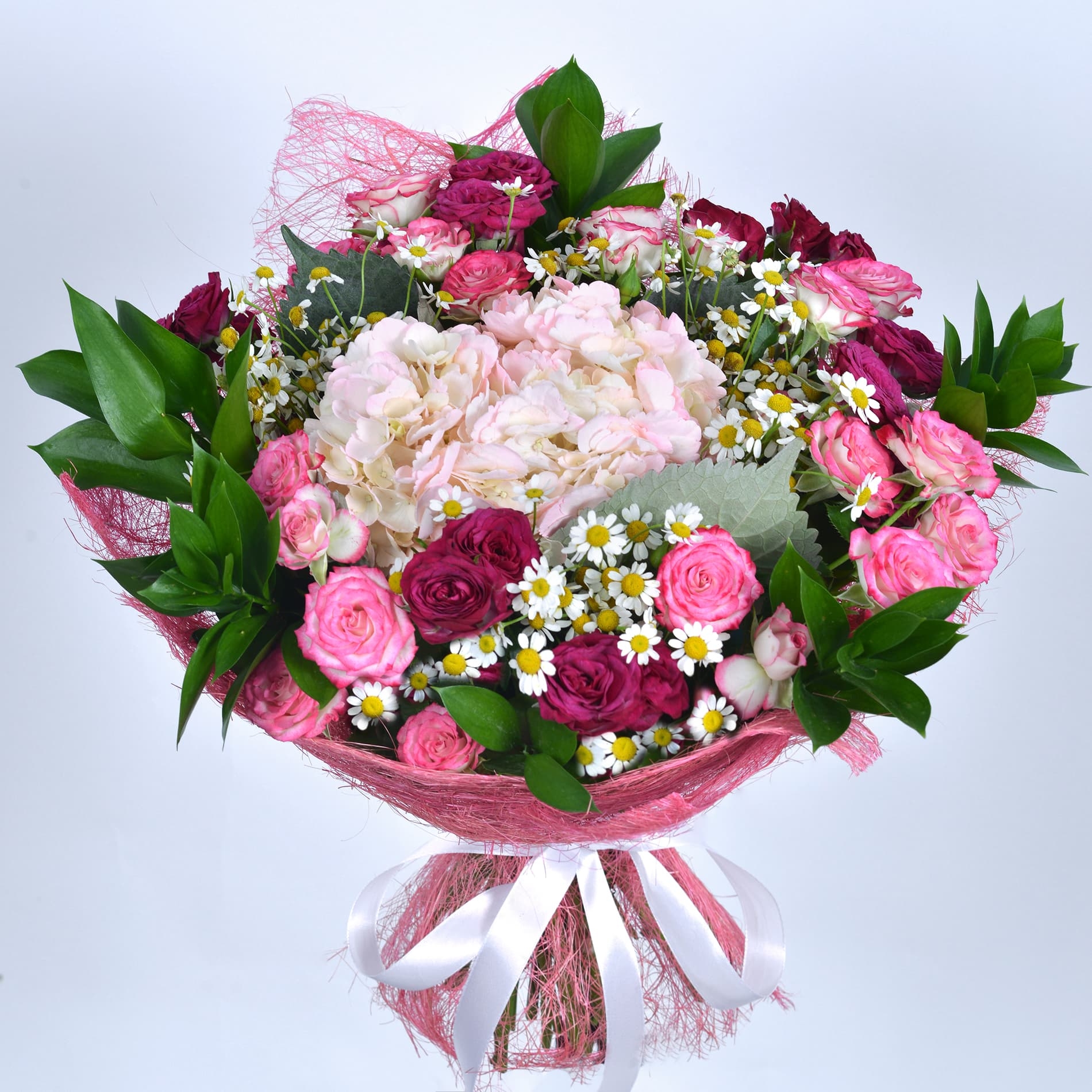 

Букет Studio Floristic из гортензии и кустовых роз 22 шт 40 см Райское яблочко розовый