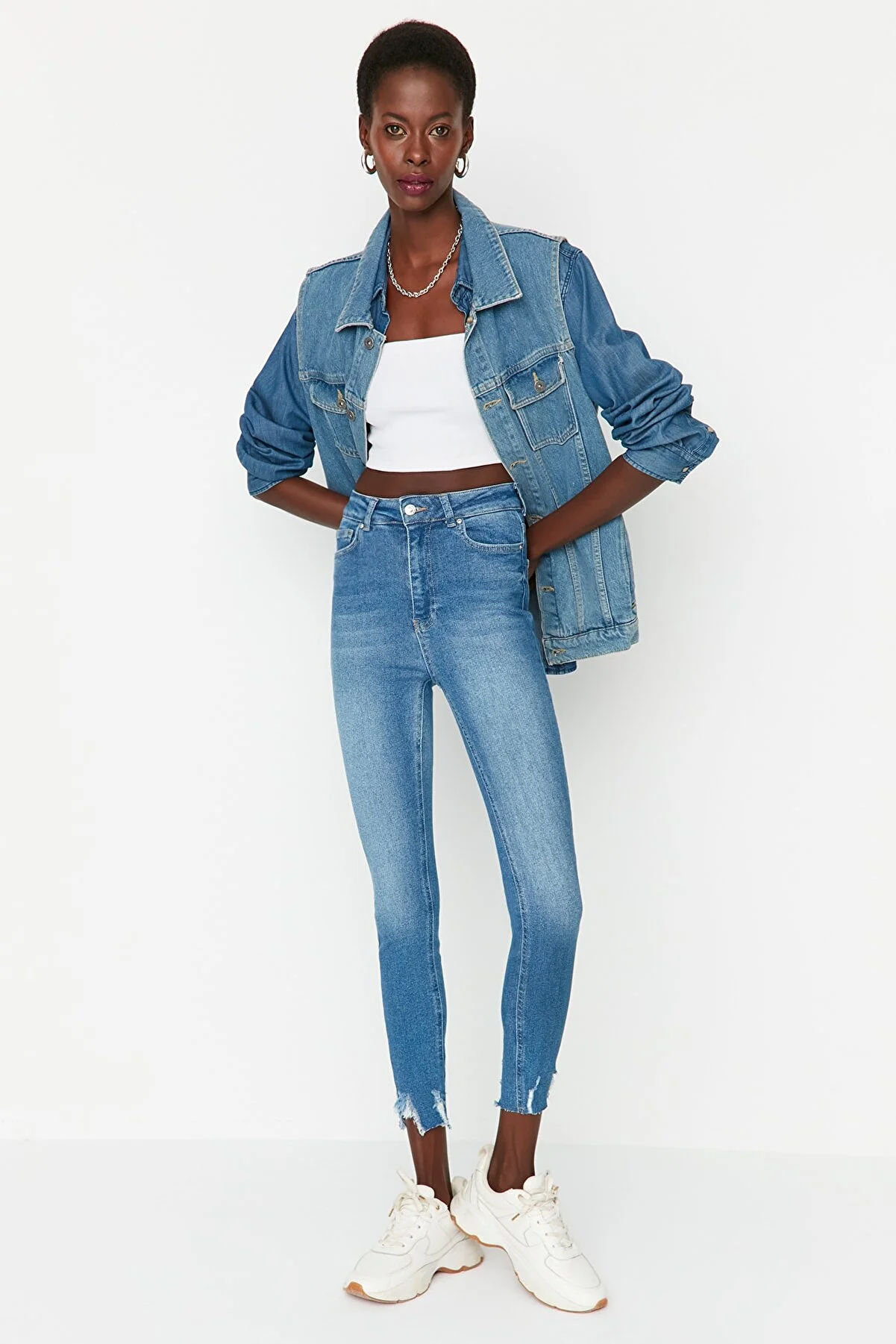 

Джинсы женские Trendyol TWOAW23JE00107 голубые 40, TWOAW23JE00107