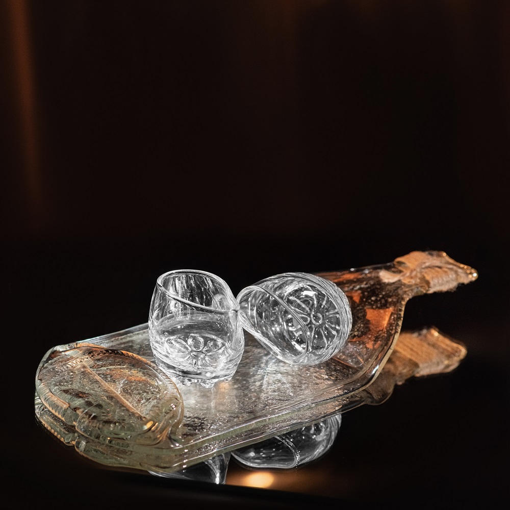 фото Набор из двух хмельных стопок с рифленым дном с блюдом хмельное стекло