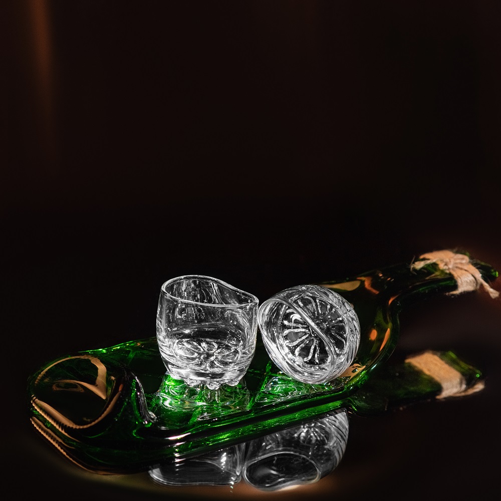 фото Набор из двух хмельных стопок с рифленым дном с блюдом из хмельной винной зеленой бутылки хмельное стекло