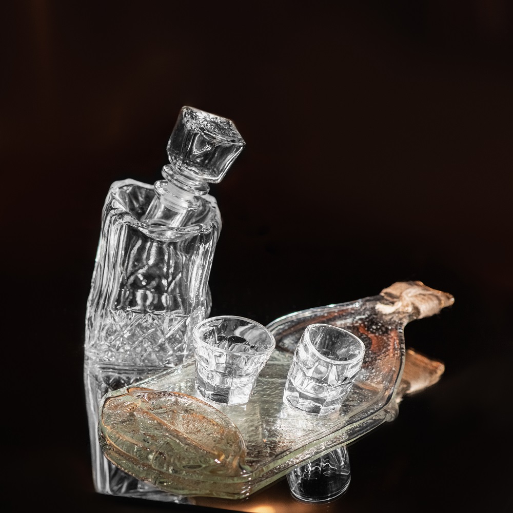 фото Набор из двух хмельных стопок с гранями с графином и блюдом хмельное стекло